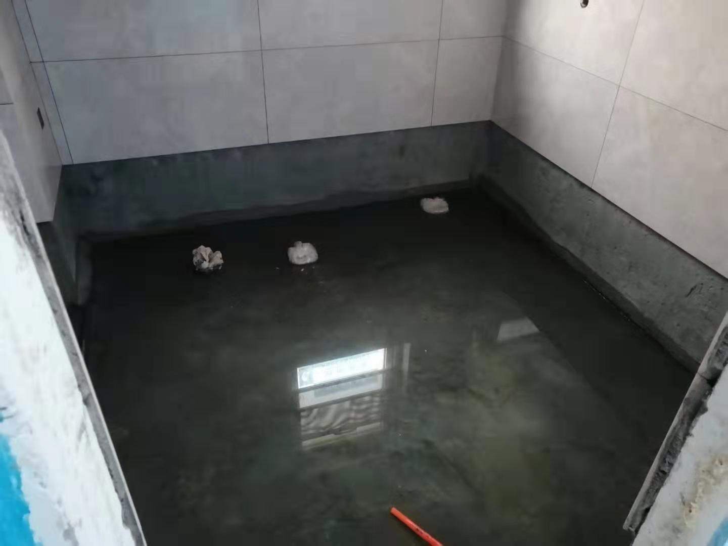 正在正施工。衛(wèi)生間做閉水實(shí)驗(yàn) (4)